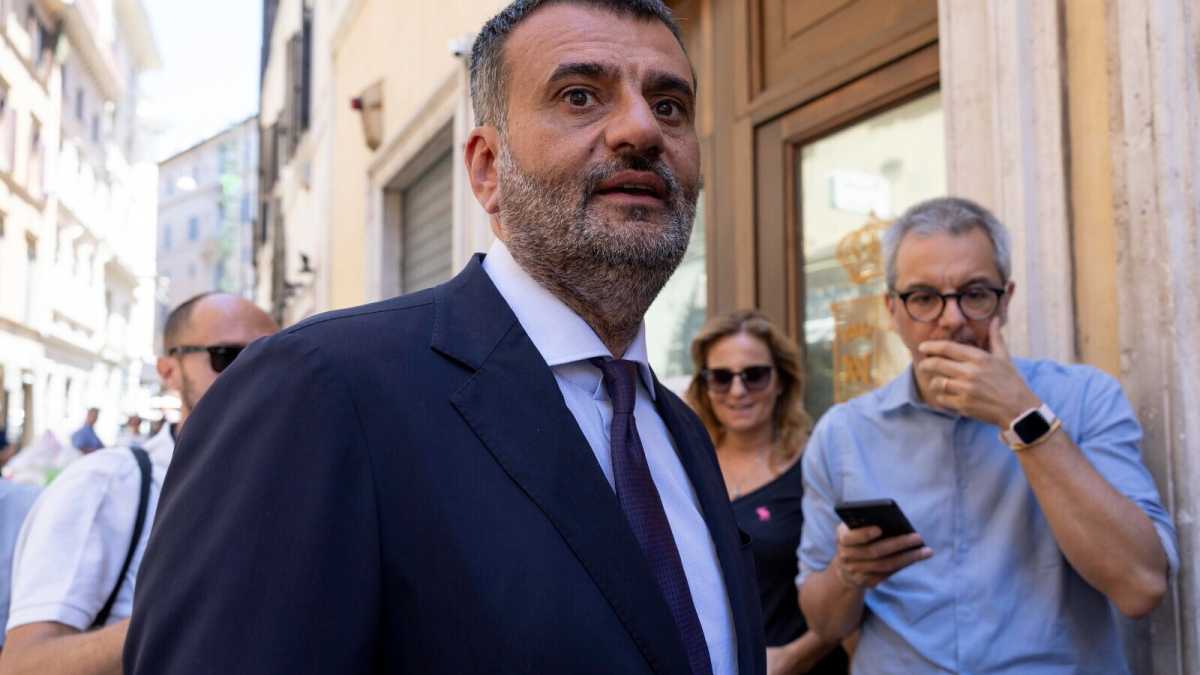 Immagine di La versione di Decaro: “Pronto a candidarmi in Puglia se non sono ostaggio di Emiliano e Vendola"