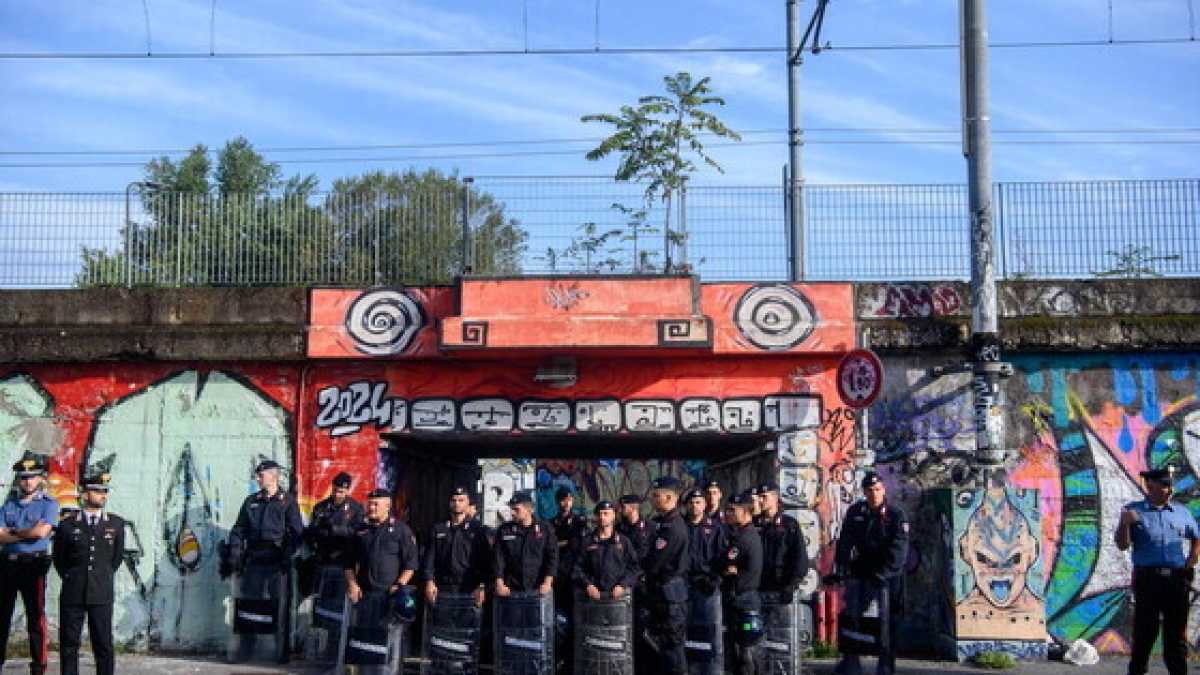 Immagine di Il Leoncavallo è stato sgombrato. Meloni: "Non possono esistere zone franche"