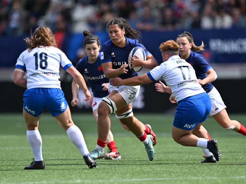 &nbsp;Emanuela Stecca e Lucia Gai cercano di fermare la francese Teani Feleu durante la partita del Sei Nazioni 2024 (foto Getty Images)<br />