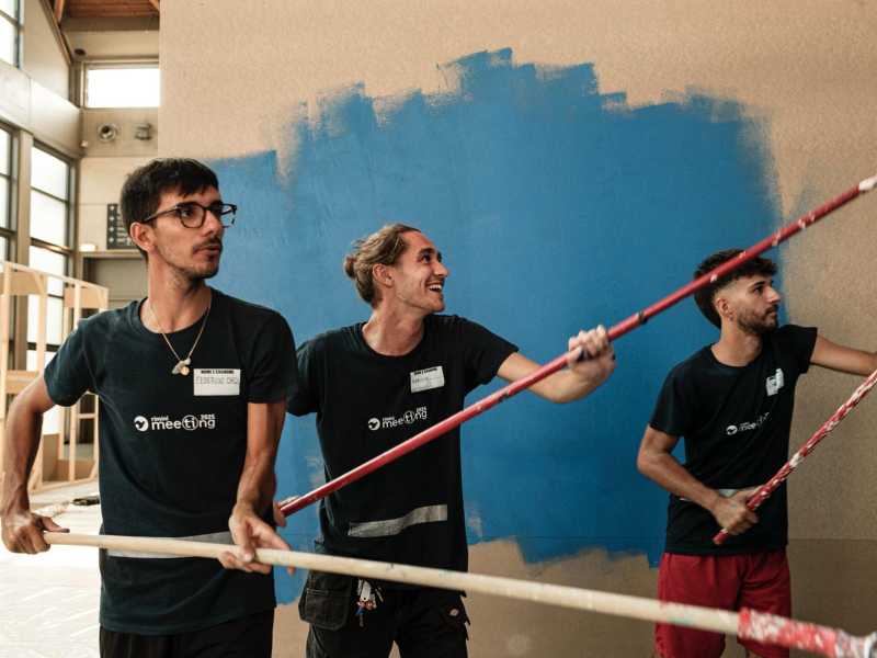 Volontari al lavoro per allestire il Meeting di Rimini (Ansa) <br />