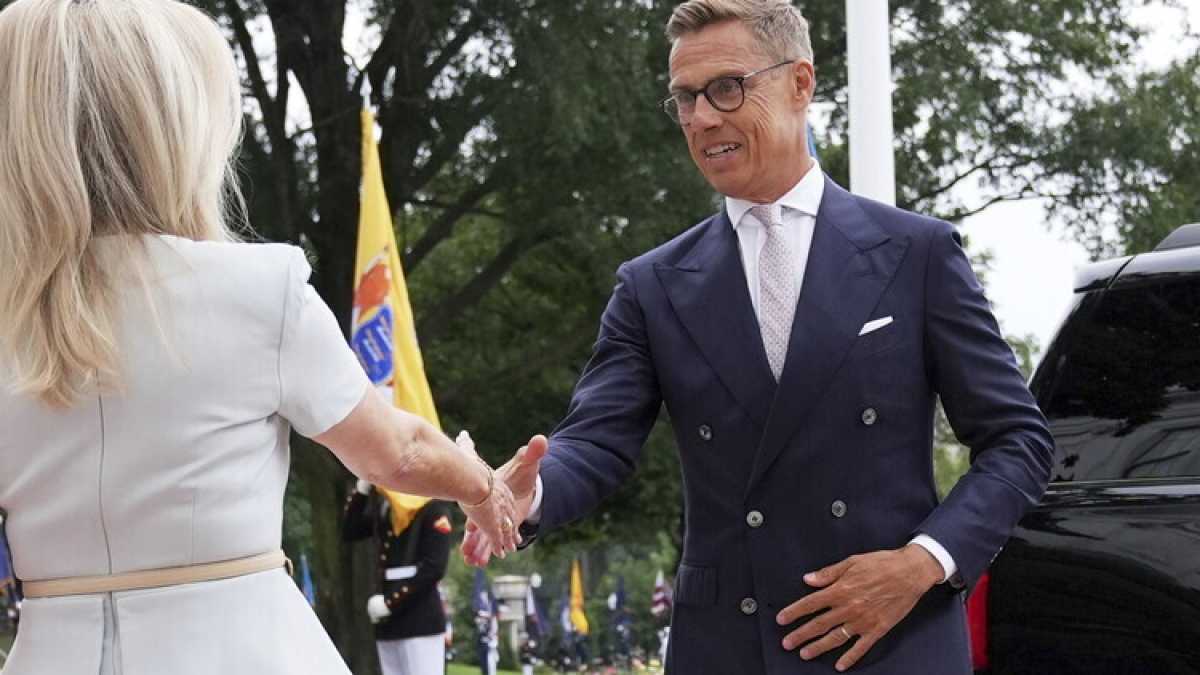 Immagine di Buche di potere. Ecco come il presidente finlandese ha conquistato Trump