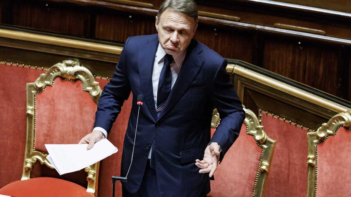 Immagine di Amaro Lollobrigida: divieti, tabù sul vino dealcolato e decreti mancanti. Ecco il dazio che blocca un mercato