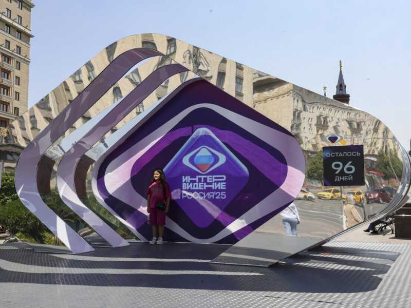L'orologio del conto alla rovescia per l'inizio del concorso canoro Intervision 2025, vicino al Cremlino a Mosca (Foto ANSA)