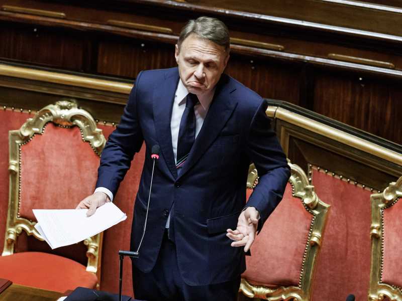 Amaro Lollobrigida: divieti, tabù sul vino dealcolato e decreti mancanti. Ecco il dazio che blocca un mercato