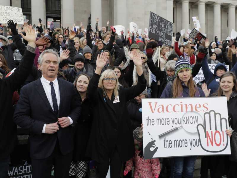 Robert Kennedy Jr., attuale segretario americano della Salute, a una manifestazione No vax a Washington nel 2019 (foto Ap/LaPresse)<br />
