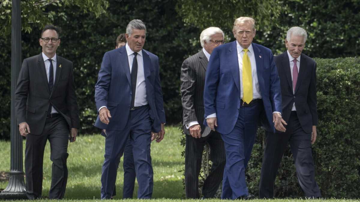 Immagine di Fine e risveglio di Kushner Sr, che apre la crisi diplomatica con Macron