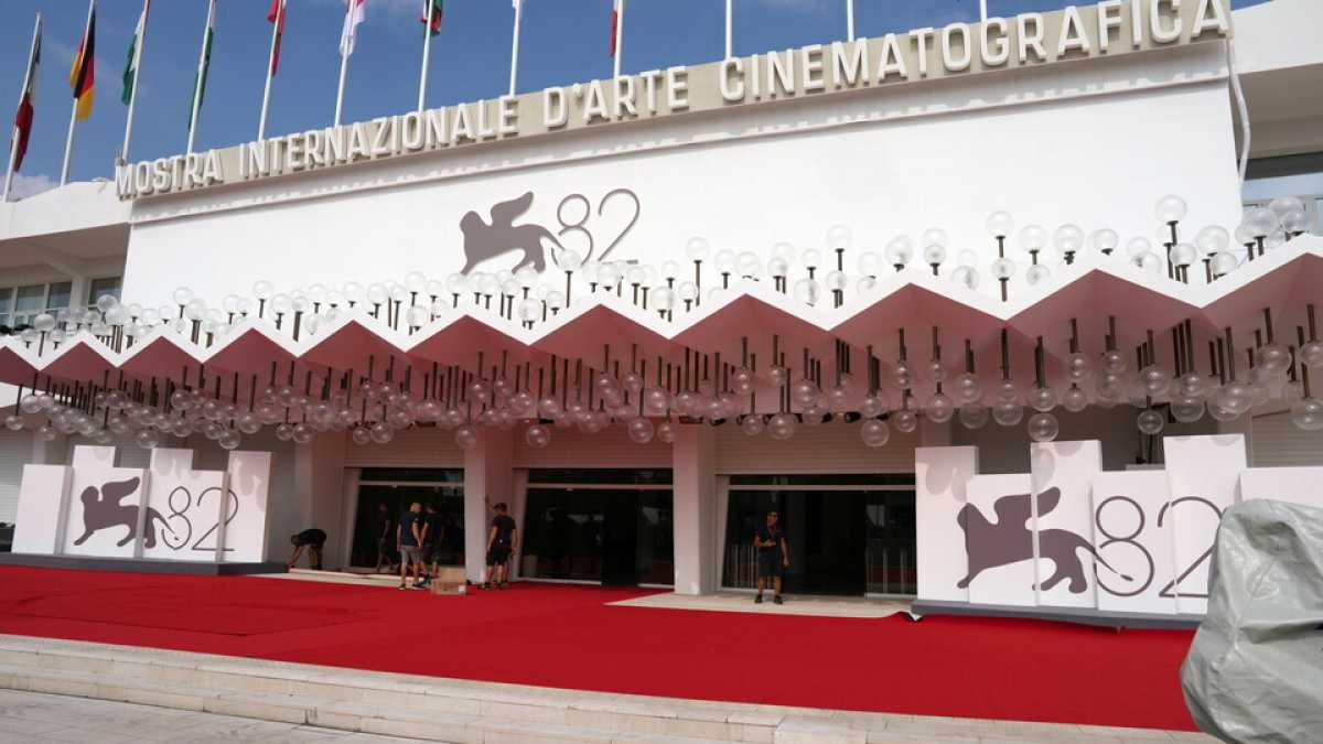 Immagine di Alla mostra di Venezia l’indignazione diventa rito: ogni anno un nemico
