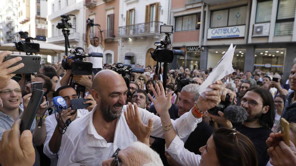 Immagine di Il sindaco di Bari apra la Treccani alla voce "contemporaneo"