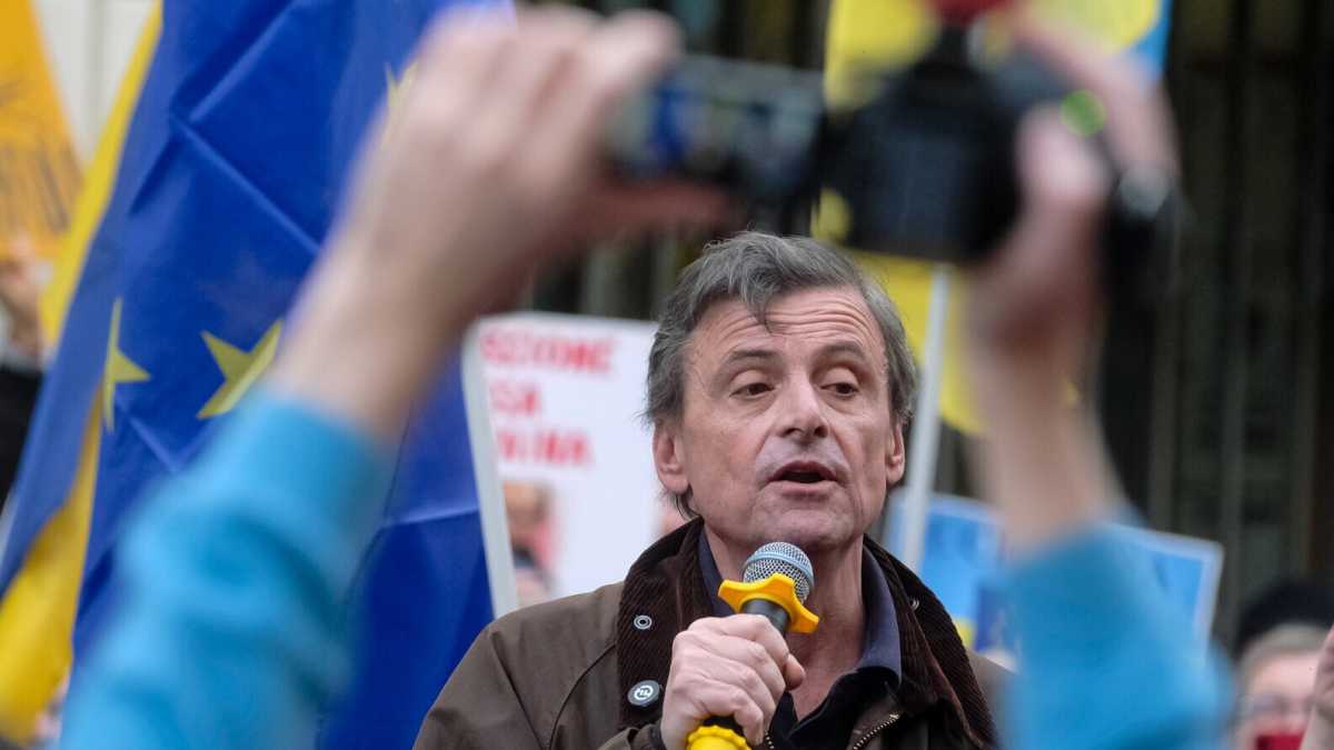 Immagine di Calenda: “Schlein venga in Ucraina e dimostri che il Pd non ha abdicato anche ai valori della Resistenza”