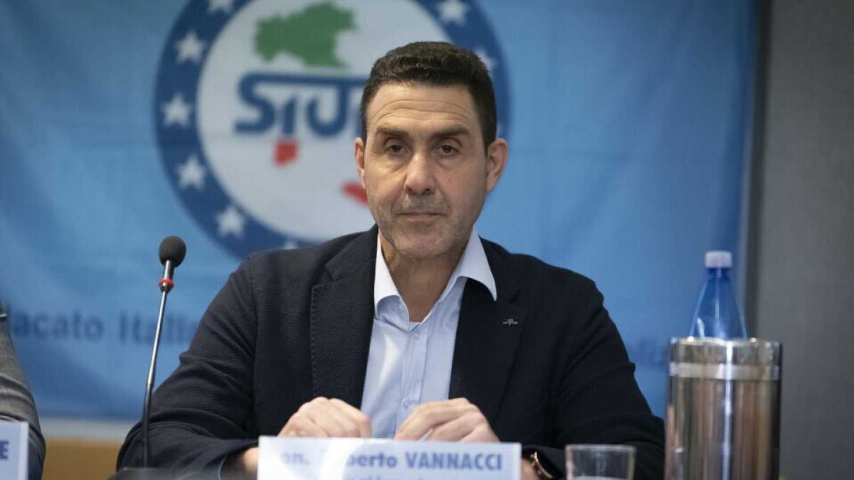Immagine di Vannacci: "Il patriarcato protegge le donne. I maschi su 'Mia moglie' e su 'Phica'? Smidollati"