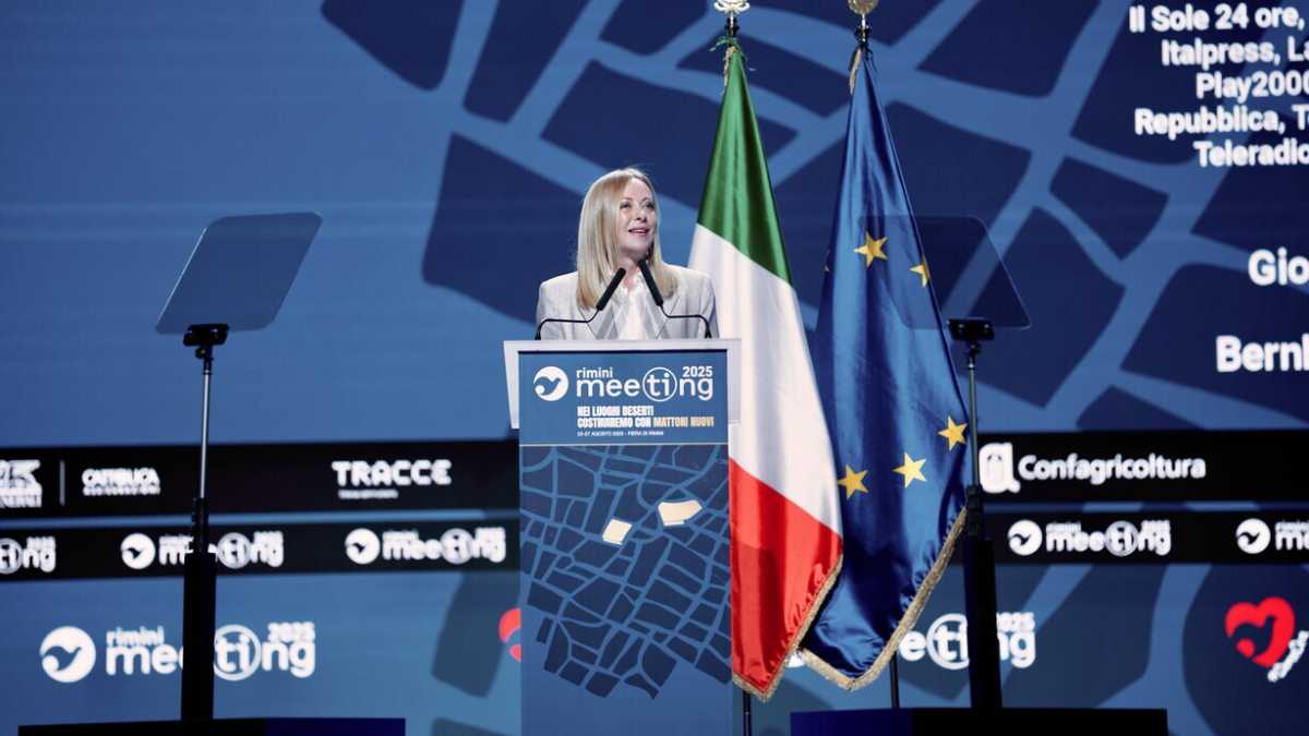 Immagine di Lo stile Meloni esiste. Tra Thatcher e Berlusconi, con un tocco di Carrère