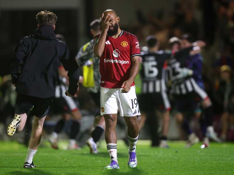 Bryan Mbeumo si dispera dopo l'eliminazione in Coppa di Lega del Manchester United (foto Getty Images)<br />