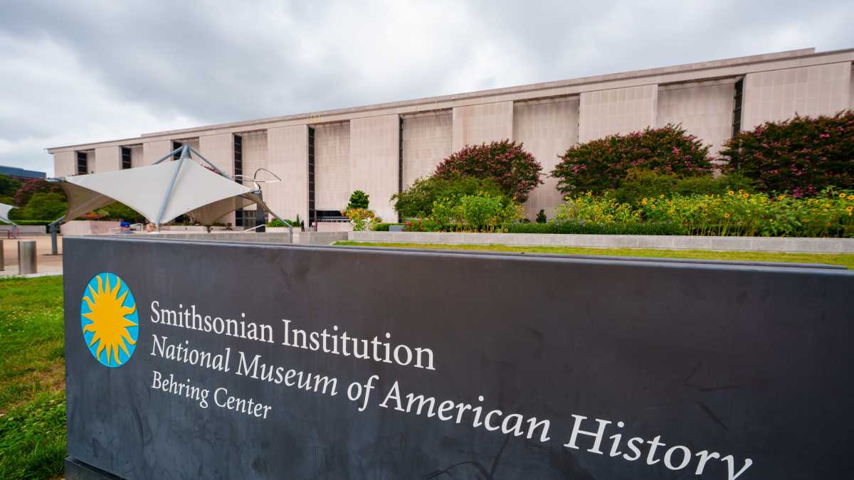 Immagine di Smithsonian sotto tiro, ieri e oggi. Questa è l'America