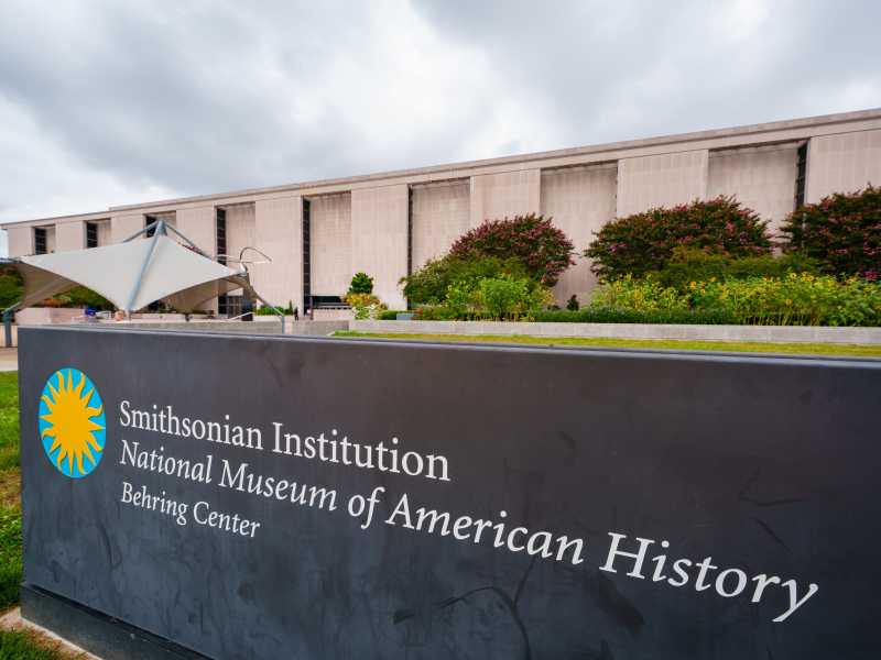 Smithsonian sotto tiro, ieri e oggi. Questa è l'America