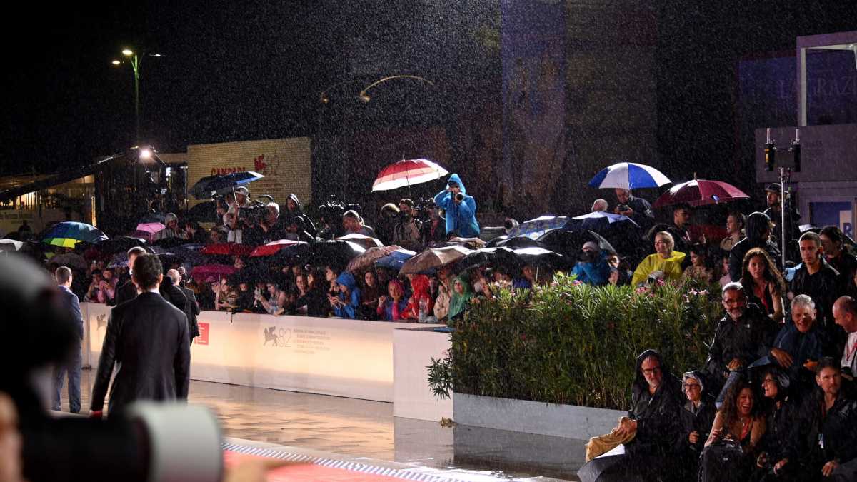 Immagine di Il “red carpet okkupato” per George ed Emma e noi con l’acqua nelle scarpe