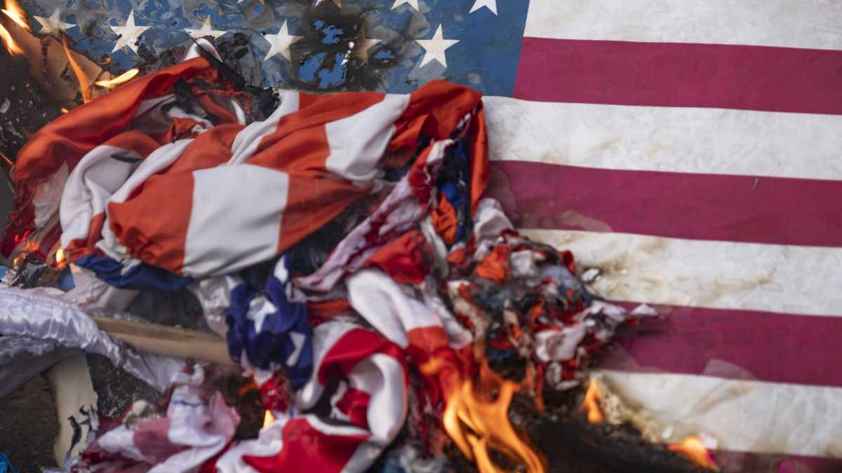 Immagine di Bruciare la bandiera. Trump archivia Scalia e l’originalismo