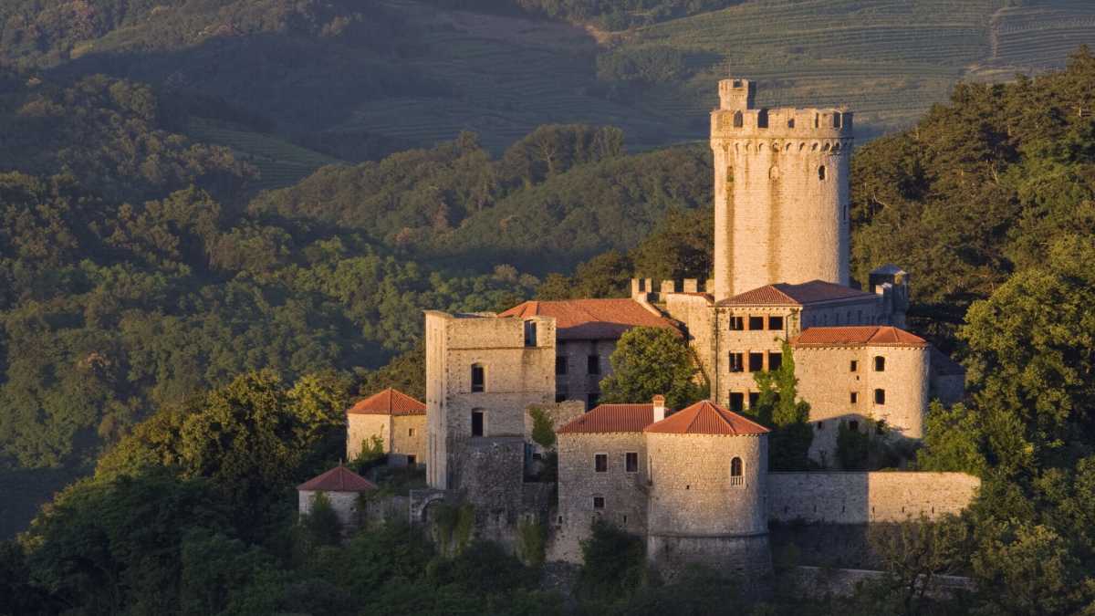 Immagine di Un paese sloveno italianizzato con le cattive, in una fiaba politica