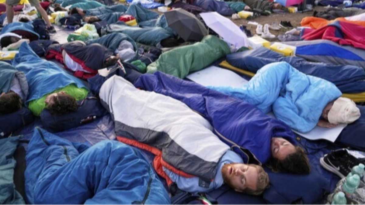 Immagine di Giovani che non possono non esserlo ed eccessi di puntini