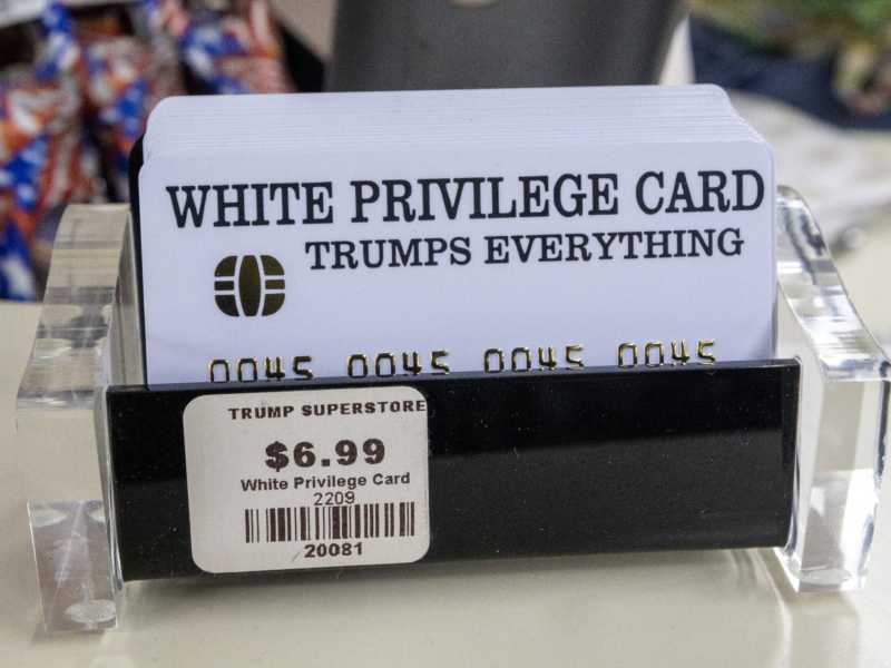 &ldquo;White Privilege Card&rdquo; in vendita nei Trump store (Getty images)<br />