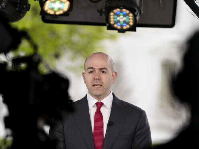 Stephen Miran, consigliere economico di Trump, durante un’intervista alla Casa Bianca: ha evocato il rischio di un default parziale degli Stati Uniti (foto Ap) <br />