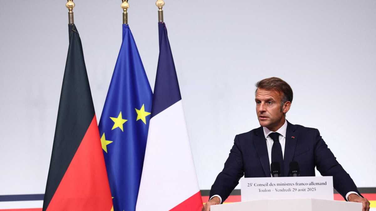 Immagine di Macron chiamata Putin “ipocrita”  e “orco”. I russi temono che svegli Trump