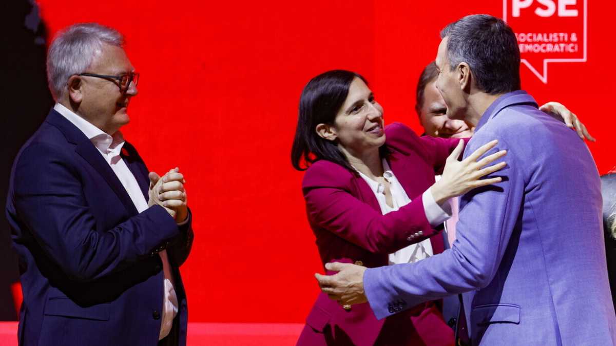 Immagine di Sanchez attacca i giudici politicizzati e ci ricorda che il santino appeso da Schlein in salotto esiste solo in Italia