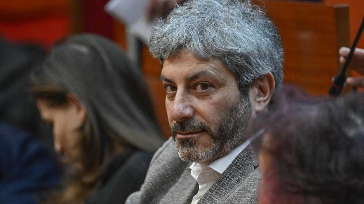 Immagine di Fico pronto al palco con Schlein, in attesa di Conte, e con Paolo Siani capolista