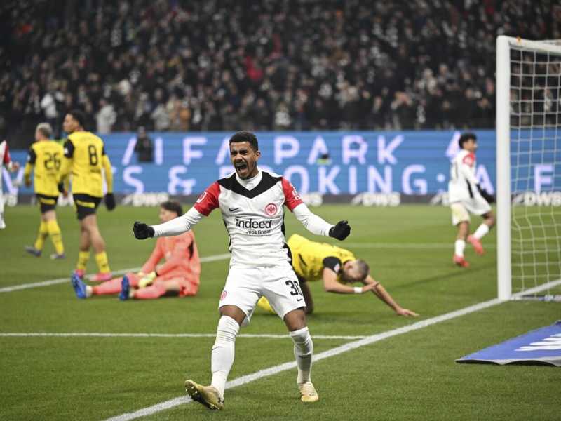 Hugo Ekitike esulta dopo un gol al Borussia Dortmund (foto Ap, via LaPresse)<br /> <br />