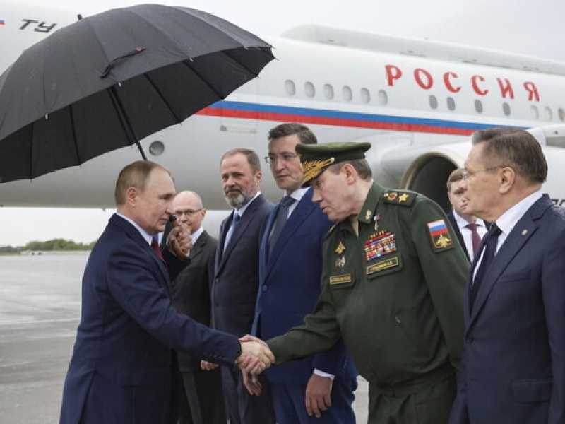 Dalla Roscosmos ai mazzi di fiori. Due storie dalla Russia sanzionata