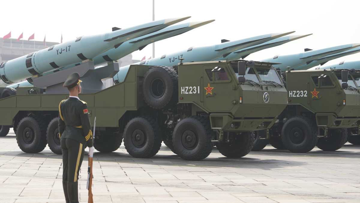 Immagine di Xi Jinping svela missili e droni che potrebbe usare contro Taiwan