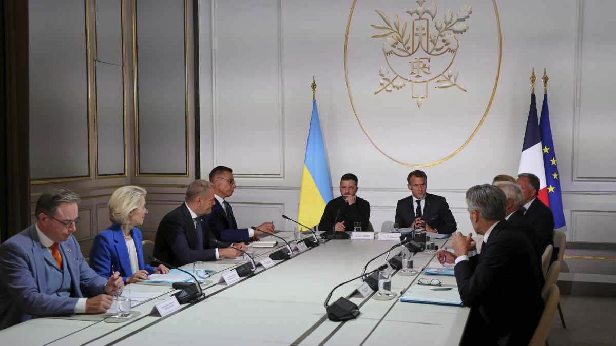 Immagine di I volenterosi per l'Ucraina chiamano Trump: le garanzie di sicurezza sono pronte, dice Macron