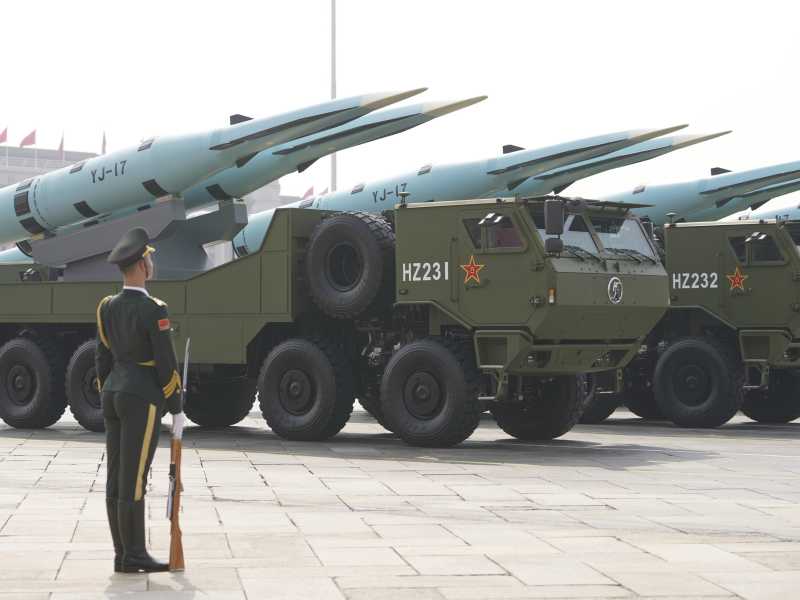 Xi Jinping svela missili e droni che potrebbe usare contro Taiwan