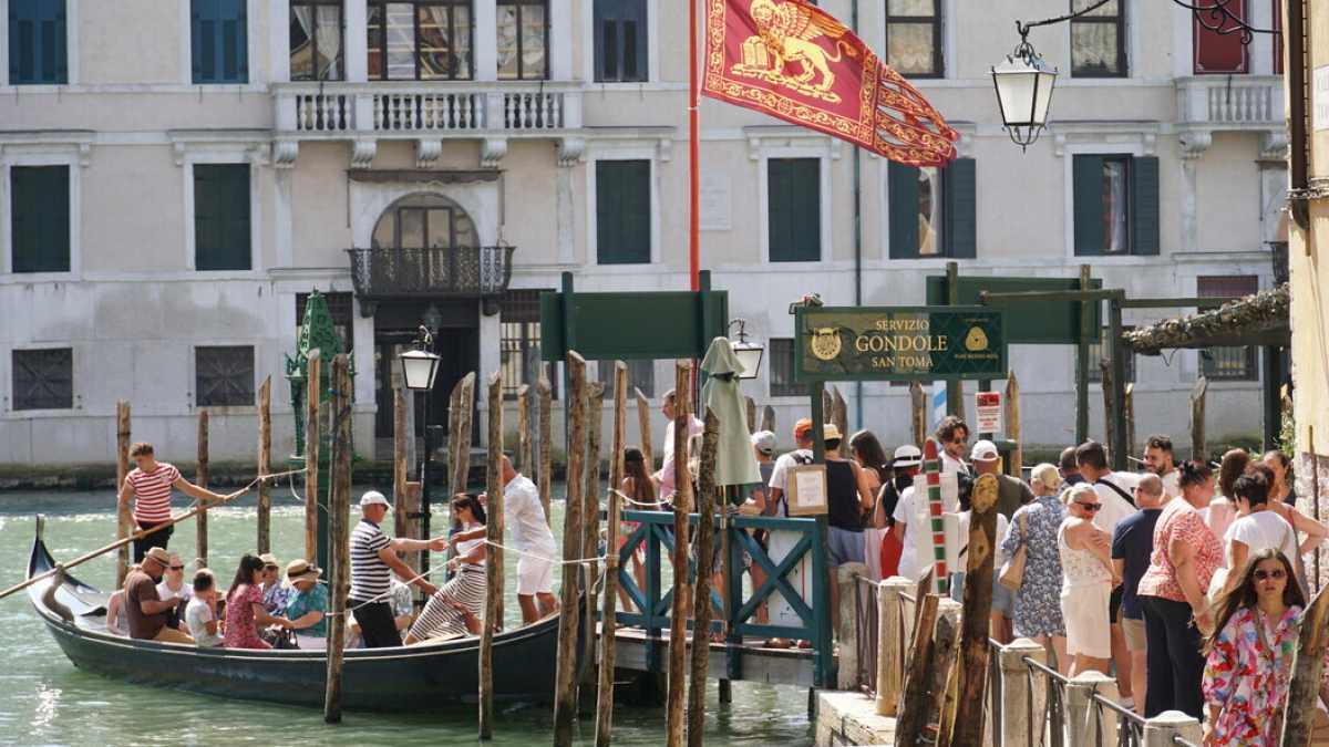Immagine di I veneziani spiaggiati sono stufi di noi, ma alcuni si infiltrano alle proiezioni