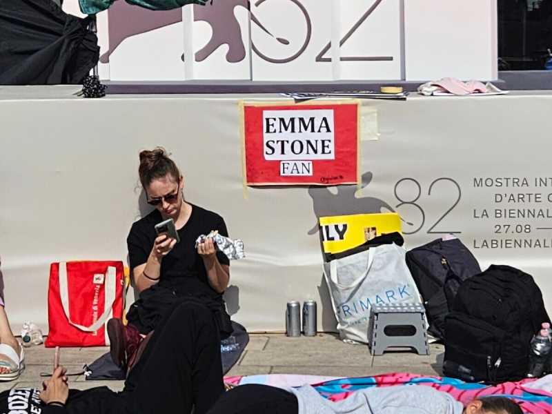 Fan base. I cacciatori di selfie piazzano tende, tappetini, ombrellini, alternandosi giorno e notte per non perdere la postazione. (foto Fabiana Giacomotti)