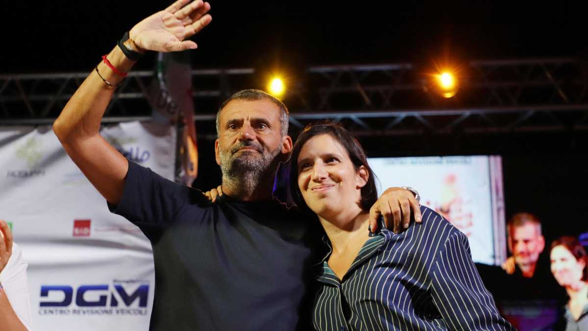 Immagine di Decaro e pernacchio, sceneggiata, pianti, lacrime, alla fine si candida. E forse pure Emiliano