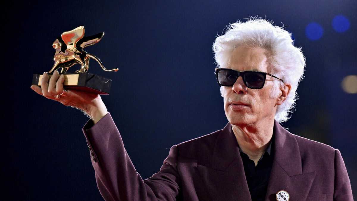 Immagine di A Venezia 2025 il Leone d'oro inaspettato va a Jarmusch. Servillo miglior attore