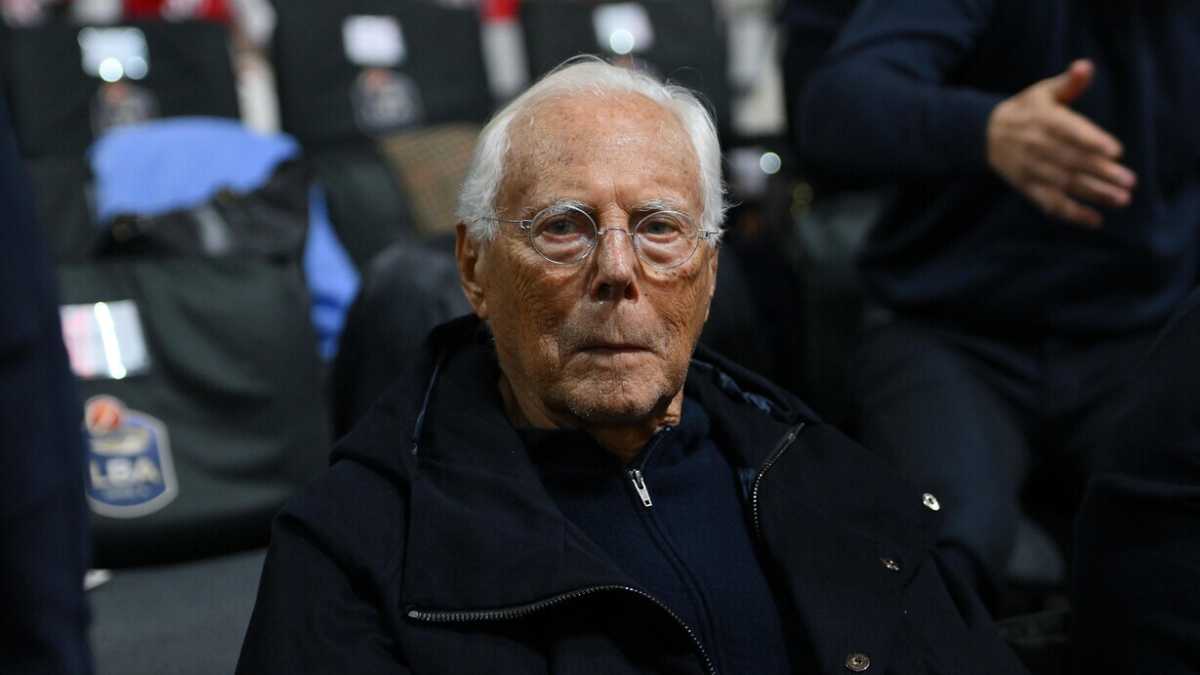 Immagine di Armani non poteva morire in pace, la guerra celebrazionista è una bolgia di chiacchiera tra paradiso e inferno