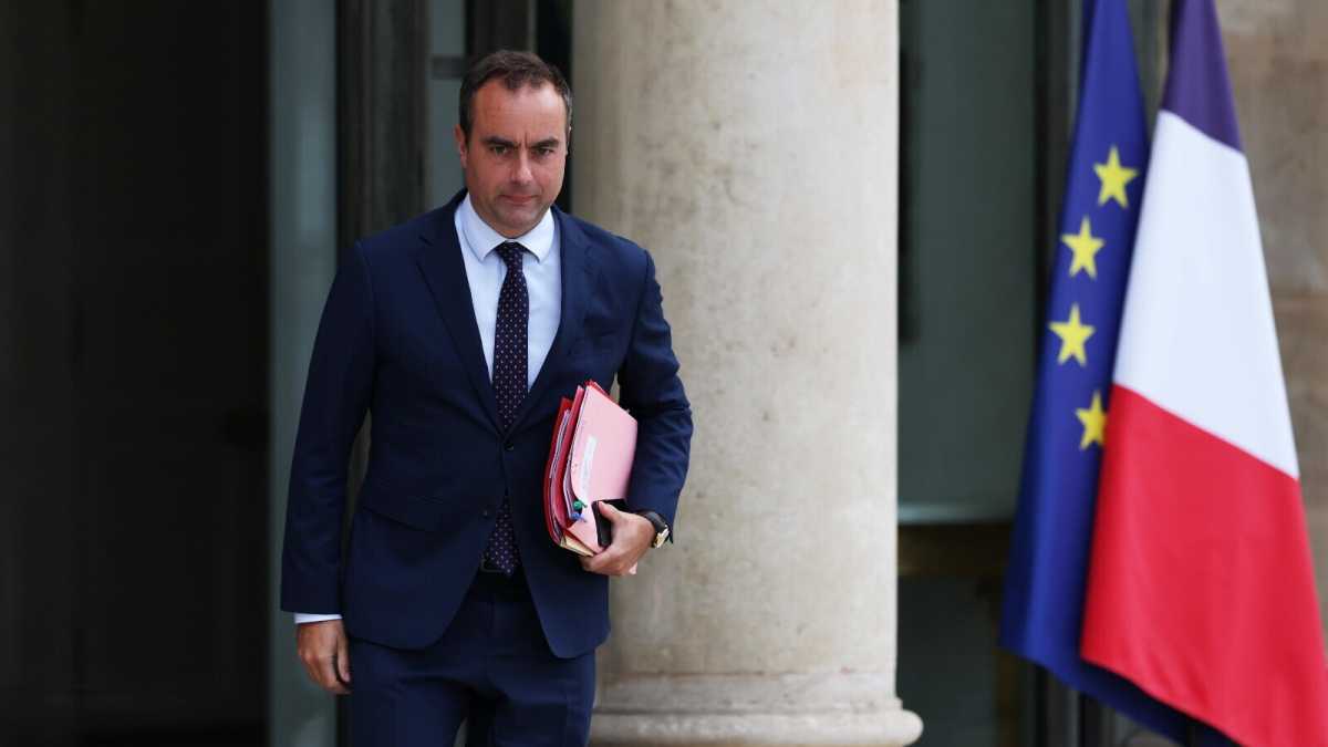 Immagine di Macron va di fretta (ne ha motivo) e come premier sceglie Lecornu