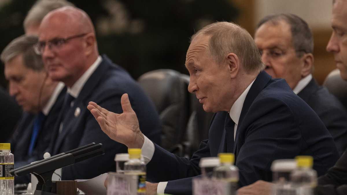 Immagine di Putin si prende gioco del mondo che lo esclude, con l’aiuto della Cina