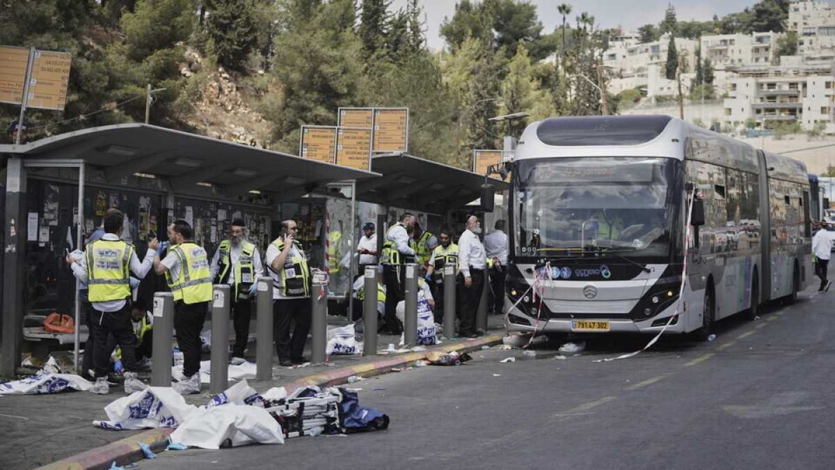 Immagine di Sei morti nell’attentato sul bus a Gerusalemme. Il dilemma su Gaza City