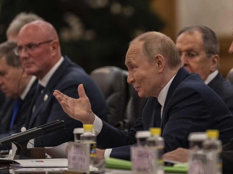 Putin si prende gioco del mondo che lo esclude, con l’aiuto della Cina