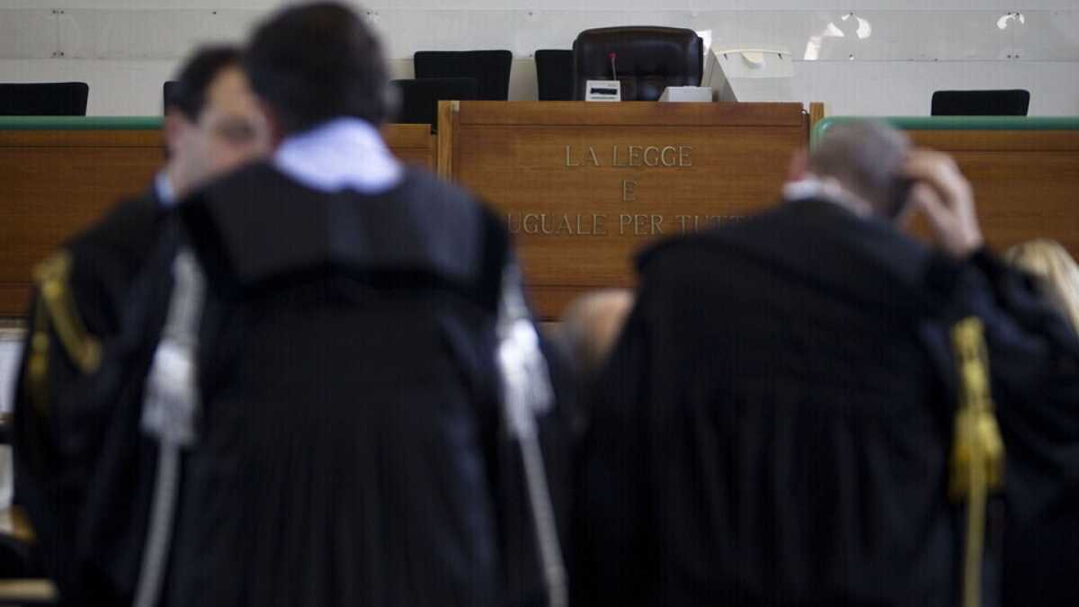 Immagine di Tre indizi (o prove?) su un paese di giustizia ubriaca