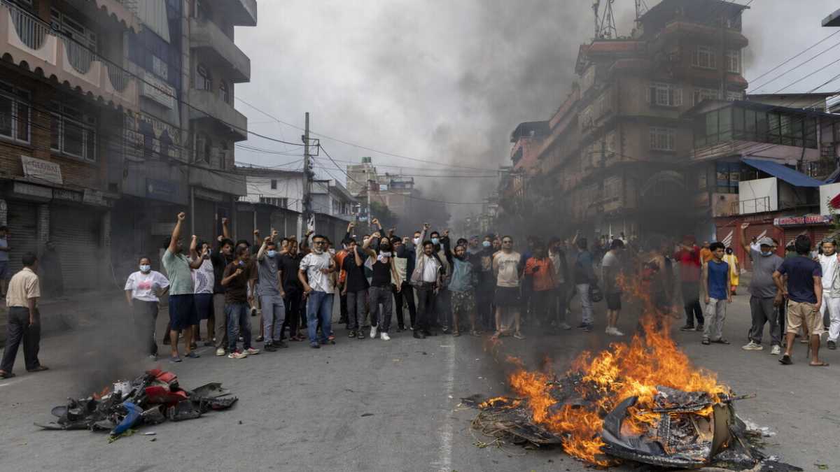Immagine di Nepal in fiamme, i ragazzi dicono: "Non protestiamo perché ci hanno tolto TikTok. Questa è una rivoluzione"