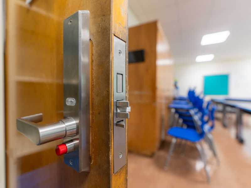 Porta di un'aula con serrature di sicurezza (foto Getty)