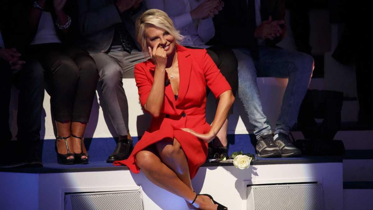 Immagine di La tv di Maria De Filippi non riproduce la realtà, la mima