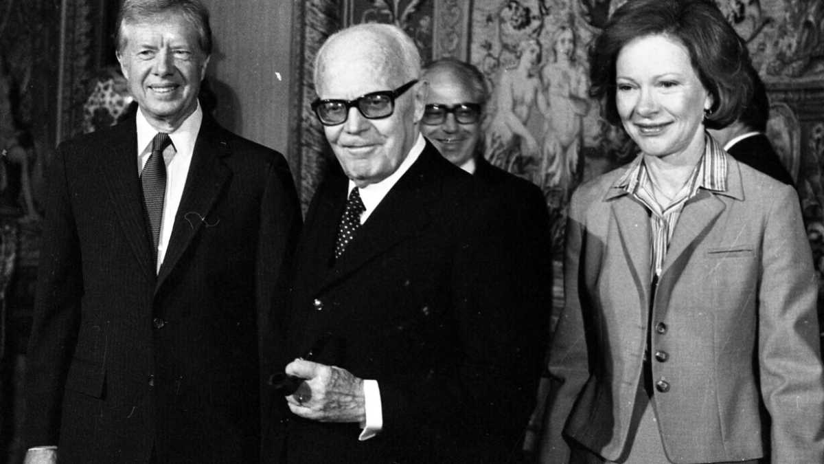 Immagine di Statista? Mah, Pertini capì solo che per piacere agli italiani basta poco