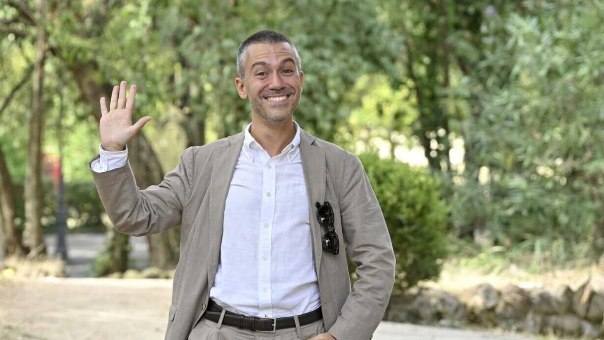 Immagine di Saverio Raimondo e il buon gusto di non prendersi troppo sul serio, nonostante i trofei