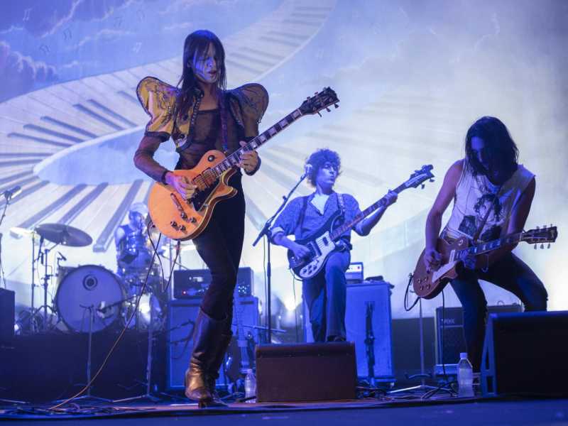 &nbsp;&ldquo;Vivere la vita &egrave; un gioco da ragazzi&rdquo;, fa cantare in coro Lucio Corsi all&rsquo;Ypsigrock Festival