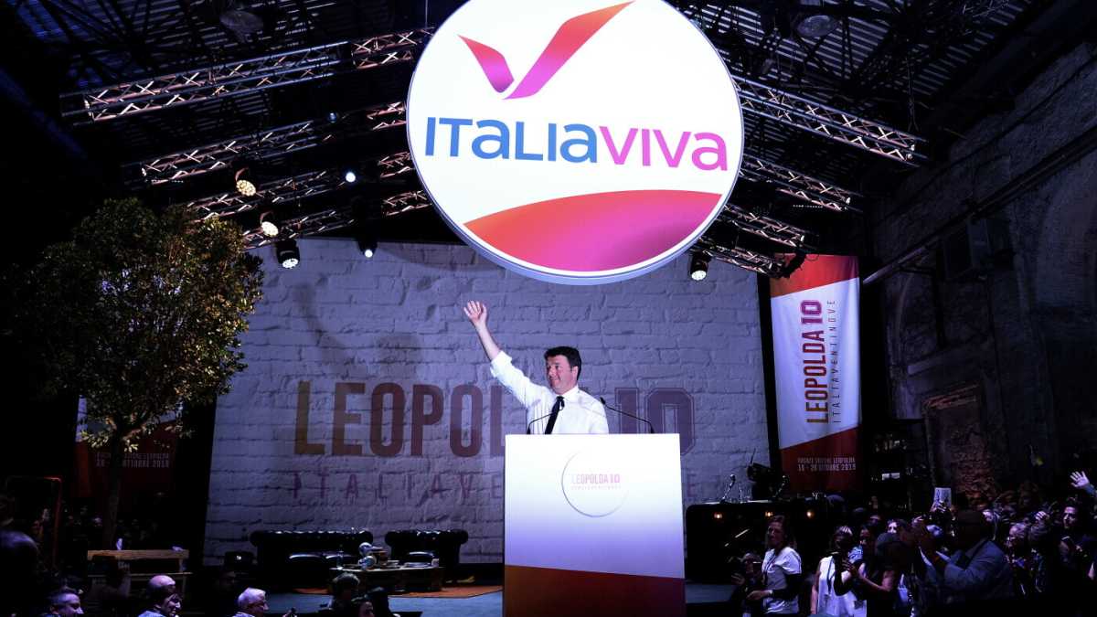 Immagine di Silvia Salis sul palco della Leopolda, con Sala e Manfredi. Renzi monta la tenda riformista di Bettini