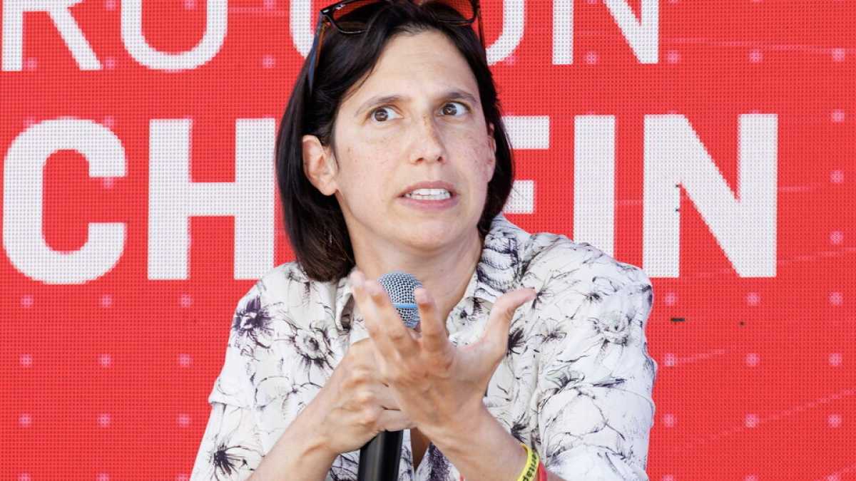 Immagine di Alla Festa dell'Unità Schlein dialoga in inglese con Ardern e Piri. Non c'è la traduzione e nessuno capisce nulla